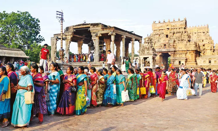 தஞ்சை பெரியகோவிலில் பெருவுடையாருக்கு 1,000 கிலோ சாதத்தால் அபிஷேகம்: நீண்ட வரிசையில் நின்று பக்தர்கள் தரிசனம்