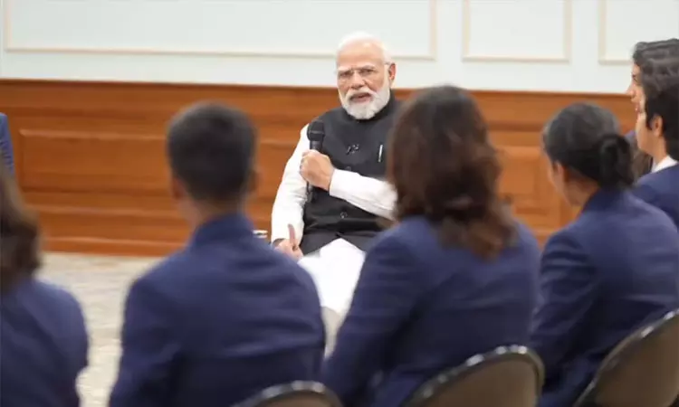 உலகக்கோப்பை வென்ற வீராங்கனைகளுடன் கலகலப்பாக உரையாடிய பிரதமர் மோடி