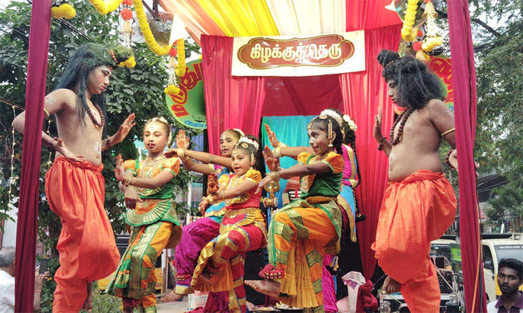 கம்பம் பகவதியம்மன் கோவில் திருவிழாவில் வண்டிவேஷம் ஊர்வலம்