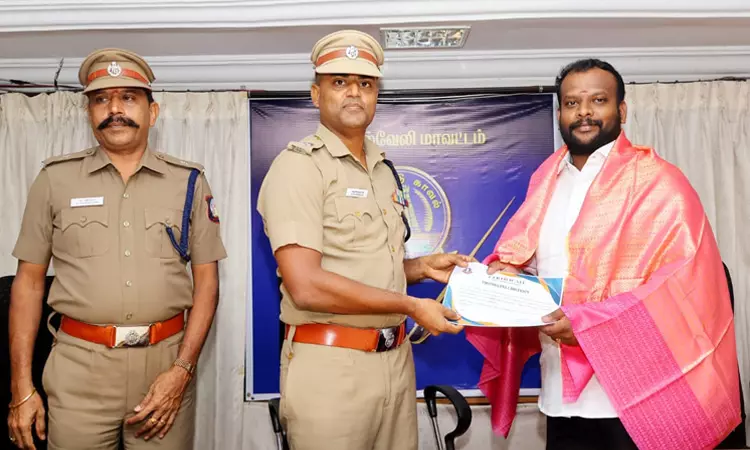 நெல்லையில் கேட்பாரற்று கீழே கிடந்த பணம் காவல் நிலையத்தில் ஒப்படைப்பு: எஸ்.பி. பாராட்டு