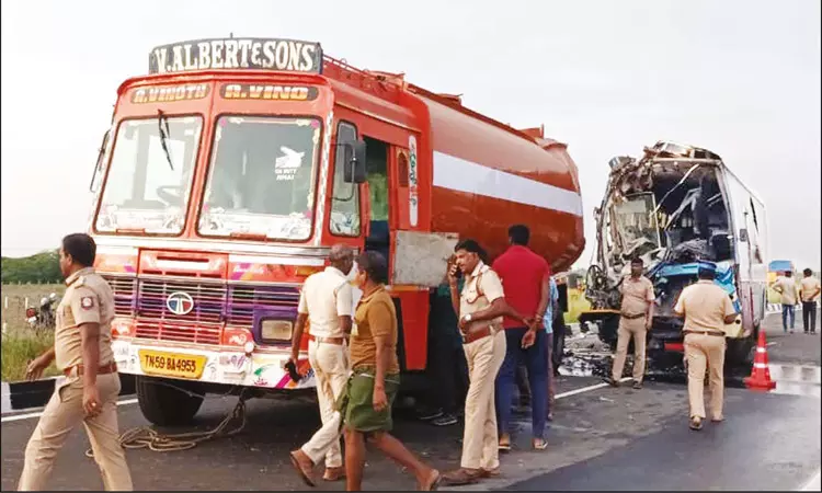 எட்டயபுரம் அருகே லாரி மீது பஸ் மோதி விபத்து: 2 பேர் உடல் நசுங்கி பலி; 7 பேர் படுகாயம்