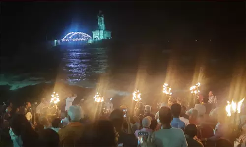 ஐப்பசி பௌர்ணமி... கன்னியாகுமரி முக்கடல் சங்கமத்தில் மகா சமுத்திர தீர்த்த ஆரத்தி