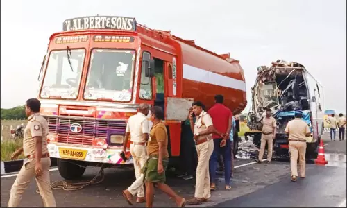 எட்டயபுரம் அருகே லாரி மீது பஸ் மோதி விபத்து: 2 பேர் உடல் நசுங்கி பலி; 7 பேர் படுகாயம்