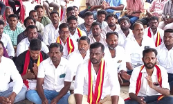 மீனவர்களை விடுவிக்ககோரி நாகையில் தவெகவினர் உண்ணாவிரத போராட்டம் மீனவர்களை விடுவிக்ககோரி நாகையில் தவெகவினர் உண்ணாவிரத போராட்டம்