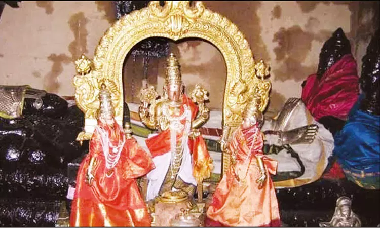 வேதங்களை தலையணையாக கொண்ட வேதநாராயணர் வேதங்களை தலையணையாக கொண்ட வேதநாராயணர்