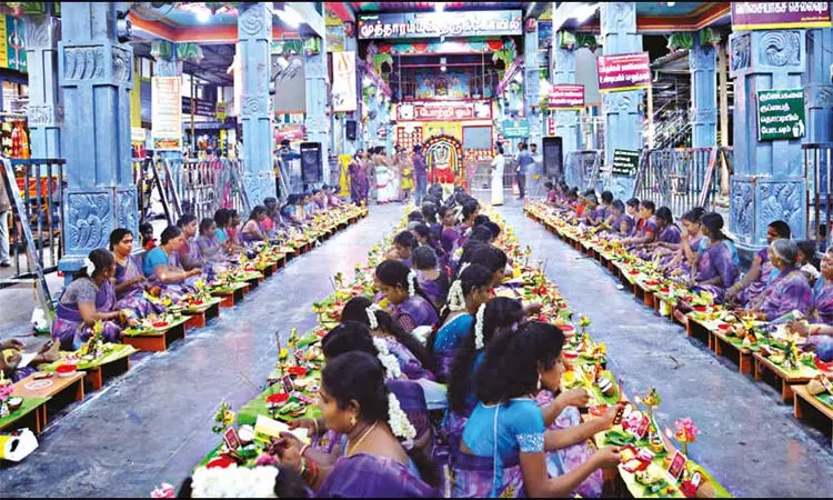 குலசேகரன்பட்டினம் முத்தாரம்மன் கோவிலில் திருவிளக்கு பூஜை குலசேகரன்பட்டினம் முத்தாரம்மன் கோவிலில் திருவிளக்கு பூஜை