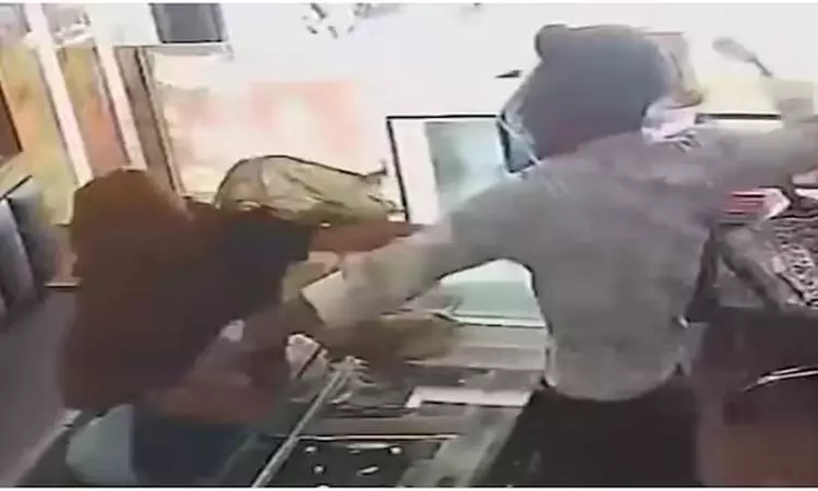 மிளகாய்ப்பொடி தூவி நகைக்கடையில் கொள்ளையடிக்க முயன்ற பெண்ணுக்கு 17 முறை ’பளார் அறை’ - வைரல் வீடியோ