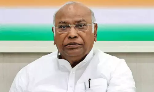 ‘வந்தே மாதரம்’ பாடலை காங்கிரஸ் கட்சி பெருமையுடன் ஏந்திக்கொண்டது - மல்லிகார்ஜுன கார்கே ‘வந்தே மாதரம்’ பாடலை காங்கிரஸ் கட்சி பெருமையுடன் ஏந்திக்கொண்டது - மல்லிகார்ஜுன கார்கே