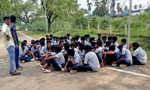 தூத்துக்குடியில் அரசு பாலிடெக்னிக் மாணவர்கள் திடீர் தர்ணா போராட்டம் தூத்துக்குடியில் அரசு பாலிடெக்னிக் மாணவர்கள் திடீர் தர்ணா போராட்டம்