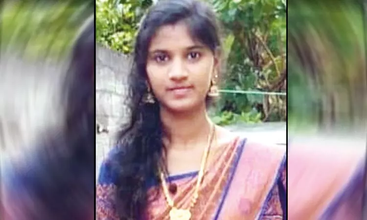 தாயாருக்கு போனில் தகவல் தெரிவித்துவிட்டு இளம்பெண் எடுத்த அதிர்ச்சி முடிவு