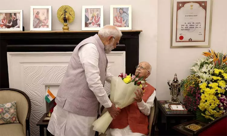 எல்.கே.அத்வானி பிறந்தநாள்: பிரதமர் மோடி நேரில் வாழ்த்து