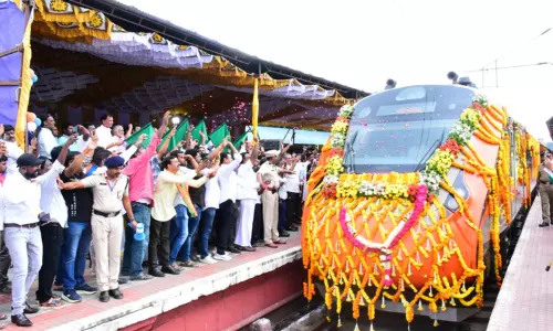 எர்ணாகுளம் - பெங்களூரு வந்தே பாரத் ரெயிலுக்கு கோவையில் உற்சாக வரவேற்பு
