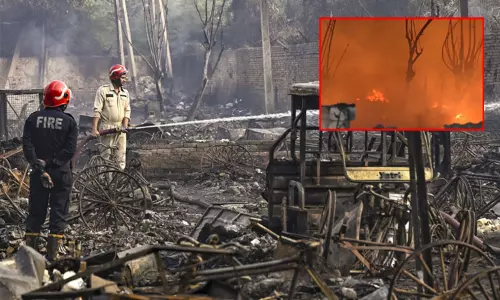 டெல்லி மெட்ரோ அருகே பெரும் தீ விபத்து; 500-க்கும் மேற்பட்ட குடிசை வீடுகள் சாம்பலாகின - ஒருவர் பலி