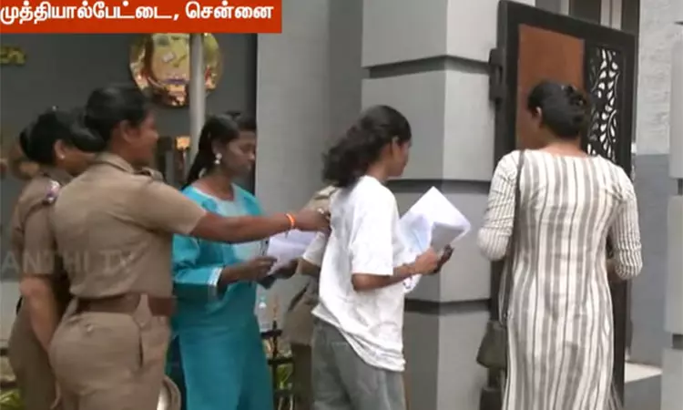 பெண் தேர்வர்களை ஜீப்பில் அழைத்து சென்று ஜெராக்ஸ் எடுக்க உதவிய போலீசார் - தேர்வு மையத்தில் நெகிழ்ச்சி