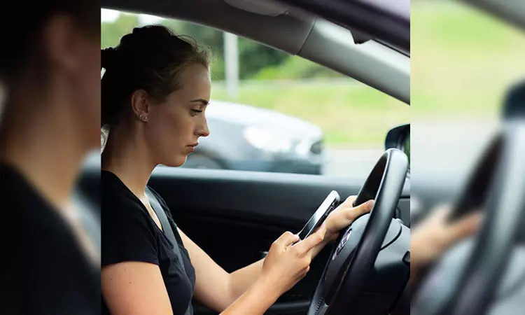 ஆஸ்திரேலியாவில் கார் ஓட்டும்போது செல்போனில் மேப் பார்த்த பெண்ணுக்கு ரூ.35 ஆயிரம் அபராதம்
