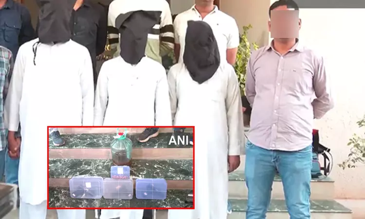 நாட்டில் பயங்கரவாத தாக்குதல்களை நடத்த ஆயுத விநியோகம், சதி திட்டம் தீட்டிய 3 பேர் குஜராத்தில் கைது நாட்டில் பயங்கரவாத தாக்குதல்களை நடத்த ஆயுத விநியோகம், சதி திட்டம் தீட்டிய 3 பேர் குஜராத்தில் கைது