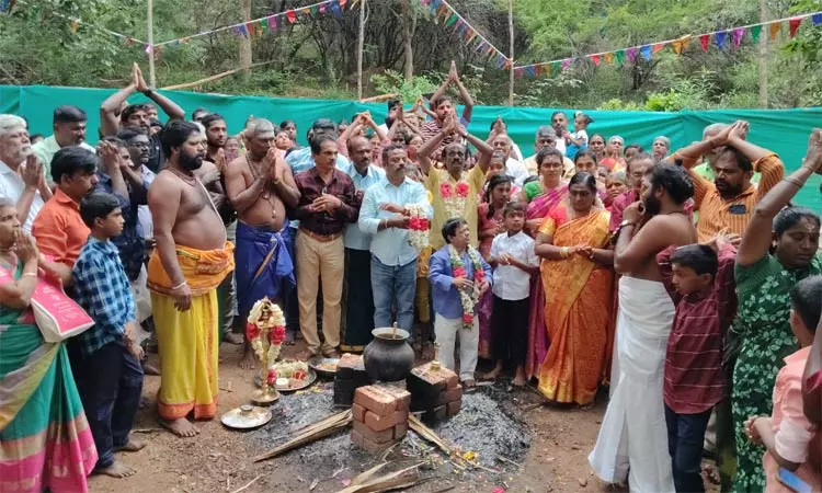 உலக நன்மை வேண்டி தோரணமலையில் சிறப்பு வழிபாடு.. நகைச்சுவை நடிகர்கள் பங்கேற்பு