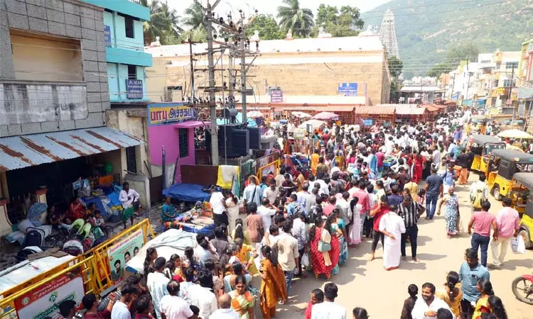 2 கி.மீ. தொலைவுக்கு நீண்ட வரிசை.. திருவண்ணாமலையில் 5 மணி நேரம் காத்திருந்து தரிசனம் செய்த பக்தர்கள் 2 கி.மீ. தொலைவுக்கு நீண்ட வரிசை.. திருவண்ணாமலையில் 5 மணி நேரம் காத்திருந்து தரிசனம் செய்த பக்தர்கள்