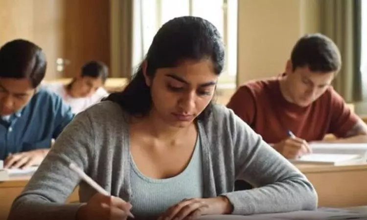 பெண்கள் தேர்வு மையத்தில் தேர்வு எழுதிய ஒரே ஒரு ஆண் பெண்கள் தேர்வு மையத்தில் தேர்வு எழுதிய ஒரே ஒரு ஆண்