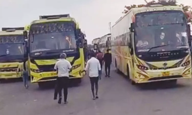 கேரளா செல்லும் தமிழக ஆம்னி பஸ்கள் 2-வது நாளாக எல்லைகளில் நிறுத்தம் கேரளா செல்லும் தமிழக ஆம்னி பஸ்கள் 2-வது நாளாக எல்லைகளில் நிறுத்தம்