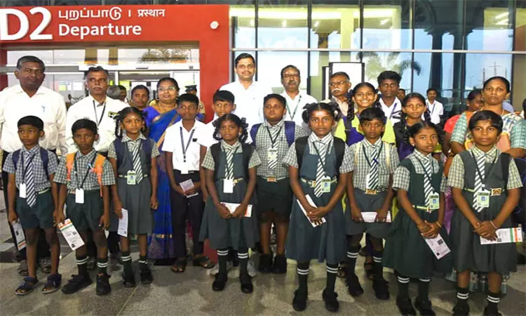 சென்னைக்கு விமானத்தில் பறந்த‌ பள்ளி மாணவர்கள்: தூத்துக்குடி கலெக்டர் வழியனுப்பி வாழ்த்தினார்