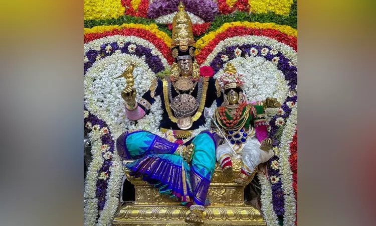 தூத்துக்குடி சிவன் கோவிலில் ஐப்பசி திருக்கல்யாண திருவிழா: வெள்ளி மயில் வாகனத்தில் அம்பாள் வீதி உலா