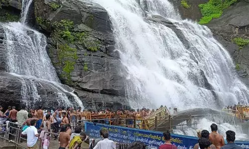 வார விடுமுறை: குற்றால அருவிகளில் குவிந்த சுற்றுலாப் பயணிகள்