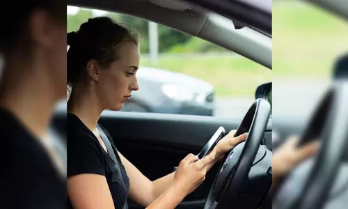 ஆஸ்திரேலியாவில் கார் ஓட்டும்போது செல்போனில் மேப் பார்த்த பெண்ணுக்கு ரூ.35 ஆயிரம் அபராதம் ஆஸ்திரேலியாவில் கார் ஓட்டும்போது செல்போனில் மேப் பார்த்த பெண்ணுக்கு ரூ.35 ஆயிரம் அபராதம்