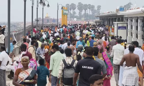 விடுமுறை தினம்: திருச்செந்தூர் சுப்பிரமணிய சுவாமி கோவிலில் குவிந்த பக்தர்கள் விடுமுறை தினம்: திருச்செந்தூர் சுப்பிரமணிய சுவாமி கோவிலில் குவிந்த பக்தர்கள்