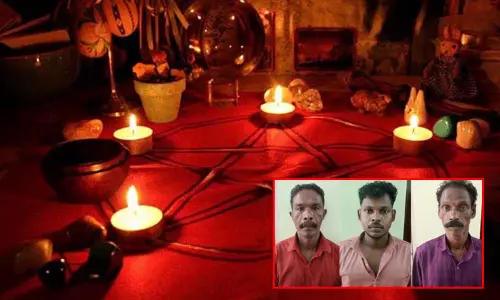 பேயை விரட்ட இளம்பெண்ணின் கால்களை கட்டி, பீடி, சாராயம் குடிக்க கொடுத்து... கேரளாவில் கொடுமை பேயை விரட்ட இளம்பெண்ணின் கால்களை கட்டி, பீடி, சாராயம் குடிக்க கொடுத்து... கேரளாவில் கொடுமை