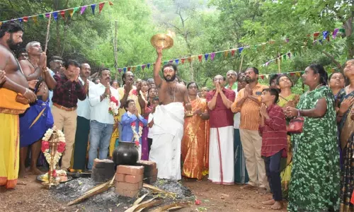 தோரணமலையில் நடந்த பஞ்சபூத வழிபாட்டில் நடிகர்கள் முத்துக்காளை, கிங்காங் பங்கேற்பு தோரணமலையில் நடந்த பஞ்சபூத வழிபாட்டில் நடிகர்கள் முத்துக்காளை, கிங்காங் பங்கேற்பு