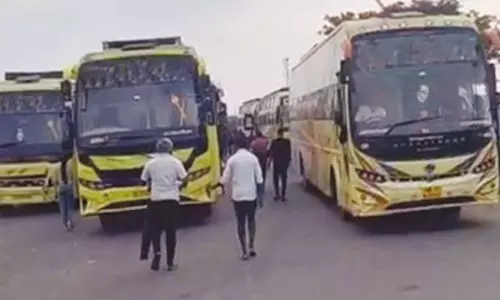 கேரளா செல்லும் தமிழக ஆம்னி பஸ்கள் 2-வது நாளாக எல்லைகளில் நிறுத்தம் கேரளா செல்லும் தமிழக ஆம்னி பஸ்கள் 2-வது நாளாக எல்லைகளில் நிறுத்தம்