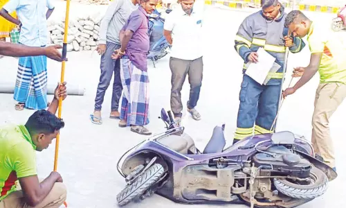 ஸ்கூட்டரில் புகுந்த விஷ பாம்பு.. லாவகமாக பிடித்த தீயணைப்பு வீரர்கள்