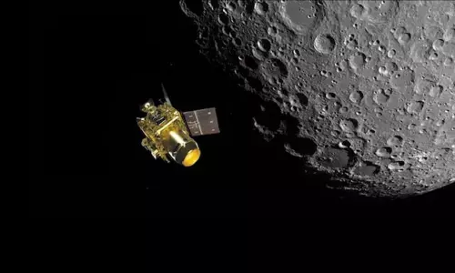 நிலவில் நீர் இருப்பதற்கான புகைப்படத்தை அனுப்பிய சந்திரயான்-2 ஆர்பிட்டர் நிலவில் நீர் இருப்பதற்கான புகைப்படத்தை அனுப்பிய சந்திரயான்-2 ஆர்பிட்டர்