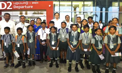 சென்னைக்கு விமானத்தில் பறந்த‌ பள்ளி மாணவர்கள்: தூத்துக்குடி கலெக்டர் வழியனுப்பி வாழ்த்தினார்