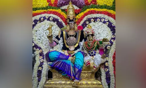 தூத்துக்குடி சிவன் கோவிலில் ஐப்பசி திருக்கல்யாண திருவிழா: வெள்ளி மயில் வாகனத்தில் அம்பாள் வீதி உலா