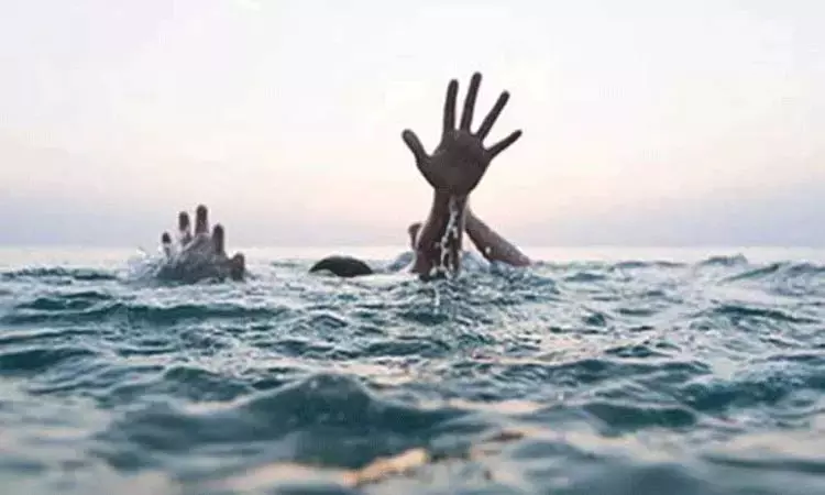 மலேசியா: கடலில் மூழ்கிய கப்பல் - 100 பேர் மாயமானதாக தகவல்