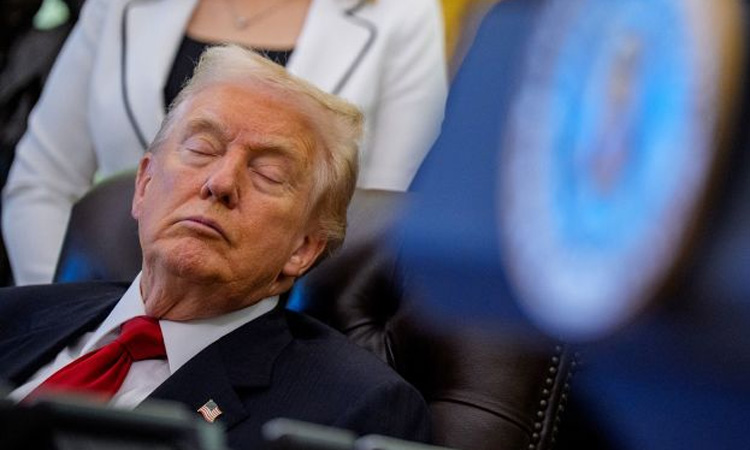 வெள்ளை மாளிகையில் கண்களை மூடிய படி அமர்ந்து இருந்த டொனால்டு டிரம்ப்: கலாய்த்த நெட்டிசன்கள்