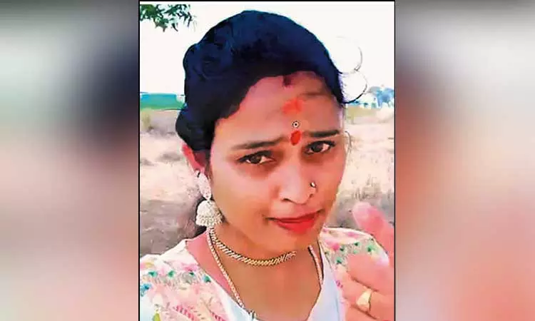 கள்ளக்காதல் விவகாரத்தில் இளம்பெண் கழுத்தை அறுத்துக்கொலை... மகன் கண்முன்னே பயங்கரம்