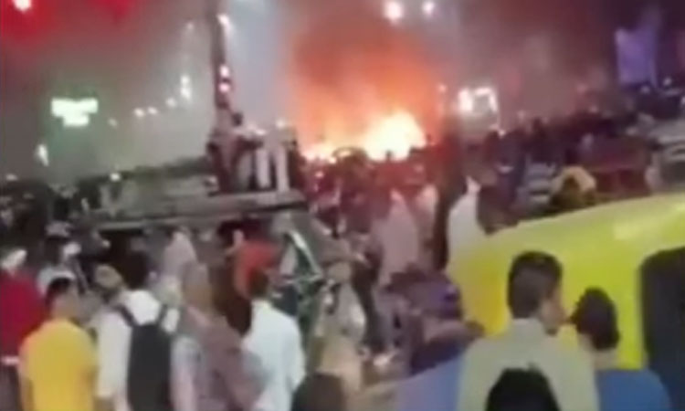 டெல்லி செங்கோட்டை அருகே பரபரப்பு; தீப்பிடித்து, வெடித்து சிதறிய கார்