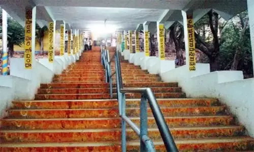 அசைவ உணவு சாப்பிட்ட 2 ஒப்பந்த ஊழியர்கள் பணிநீக்கம் - திருப்பதி தேவஸ்தானம் நடவடிக்கை