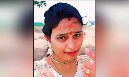 கள்ளக்காதல் விவகாரத்தில் இளம்பெண் கழுத்தை அறுத்துக்கொலை... மகன் கண்முன்னே பயங்கரம்