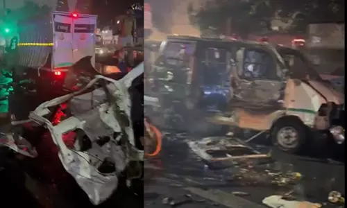 டெல்லி செங்கோட்டை அருகே பரபரப்பு:  வெடித்து சிதறிய கார் - 10 பேர் பலி; 24 பேர் காயம்