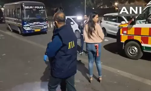 டெல்லியில் கார் வெடிப்பில் 10 பேர் பலி; பயங்கரவாதிகளின் சதிச்செயலா? சிக்கிய 2 பேர்