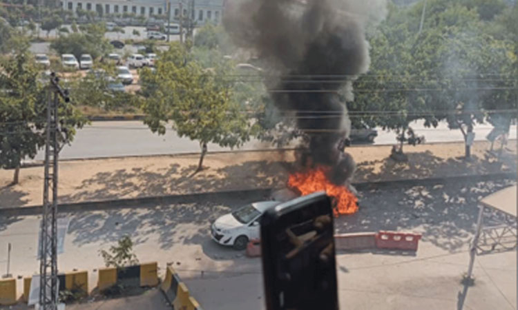 பாகிஸ்தானில் கோர்ட்டுக்கு வெளியே குண்டுவெடிப்பு; 12 பேர் பலி