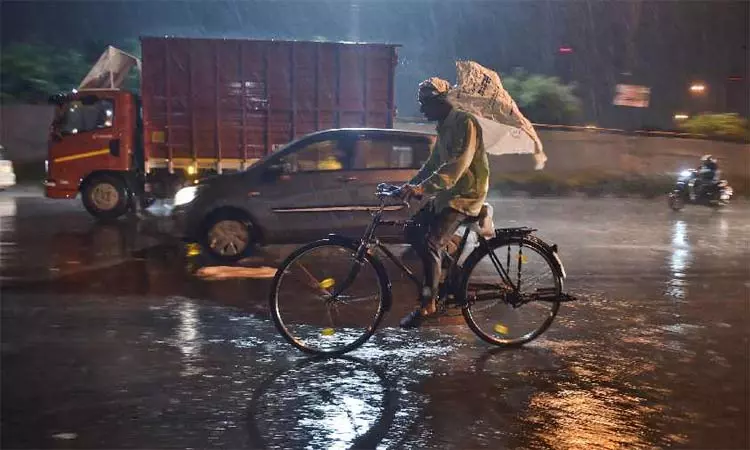 நள்ளிரவு 1 மணி வரை மழைக்கு வாய்ப்பு உள்ள மாவட்டங்கள்...! நள்ளிரவு 1 மணி வரை மழைக்கு வாய்ப்பு உள்ள மாவட்டங்கள்...!