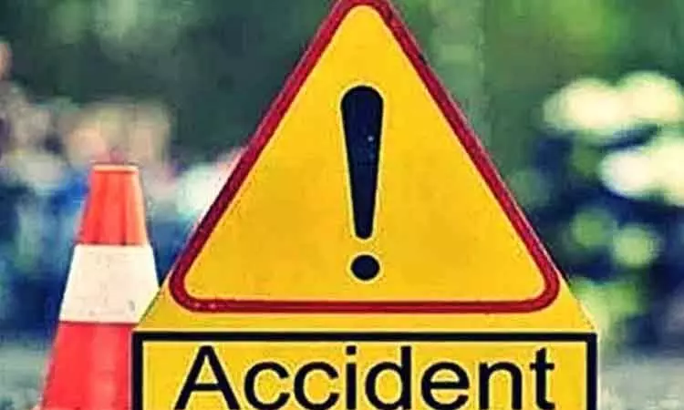 பாதயாத்திரை சென்ற பக்தர்கள் மீது மோதிய லாரி - பெண் பலி