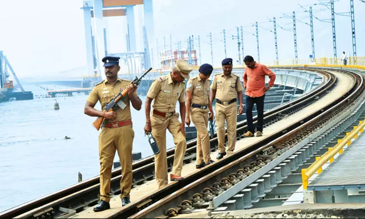 ராமேசுவரம் கோவில், பாம்பன் ரெயில் பாலத்தில் துப்பாக்கி ஏந்திய போலீஸ் பாதுகாப்பு