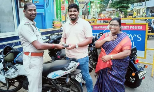 சாலையில் கிடந்த மணிபர்ஸை உரியவரிடம் ஒப்படைத்த போலீஸ் அதிகாரிக்கு பொதுமக்கள் பாராட்டு சாலையில் கிடந்த மணிபர்ஸை உரியவரிடம் ஒப்படைத்த போலீஸ் அதிகாரிக்கு பொதுமக்கள் பாராட்டு