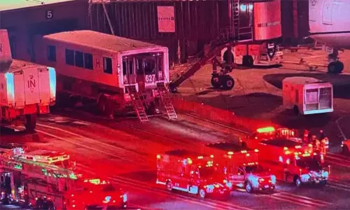 அமெரிக்கா: விமான நிலையத்தில் வாகன விபத்து - 18 பயணிகள் படுகாயம்